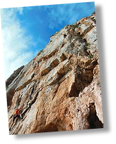 arrampicata nella parete rocciosa del castello dell'iride a masua