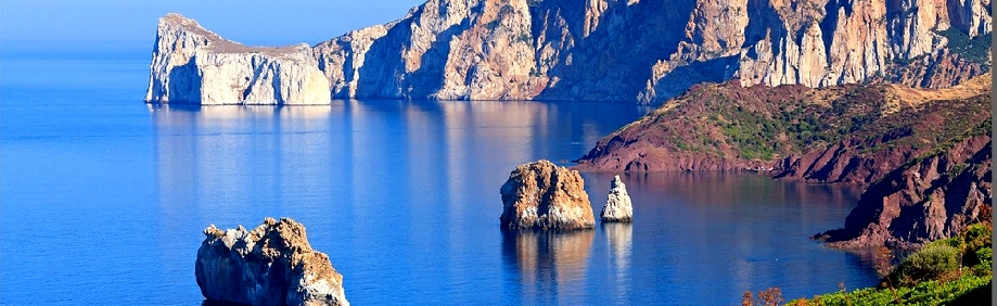 cinque faraglioni della costa di Nebida nel sud della Sardegna
